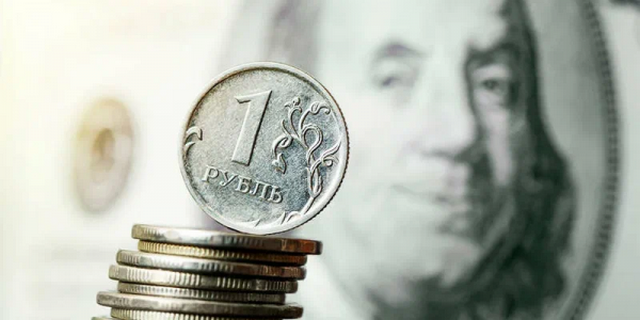 Стоимость американской валюты на ММВБ упал до 65 рублей. В первый раз с февраля 2020 года