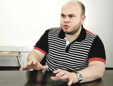 Александр Попов изменил и зарезал.