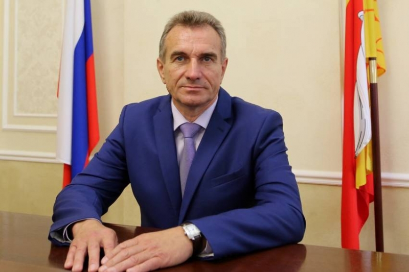 Чем проживают депутат Государственной Думы Борис Чернышов и его жена, и откуда у неё доход практически на 1 миллиардов рублей? 
