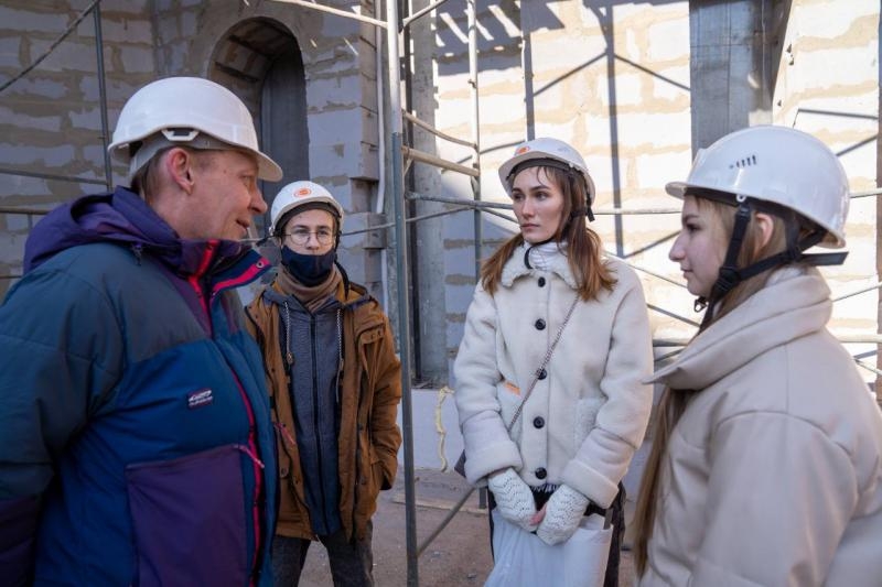 Cтуденты-реставраторы посмотрели, как строители воссоздают облик Курбатовских бань