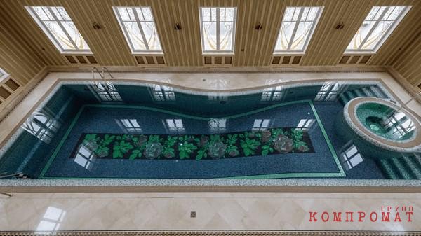 Дворцы в Подмосковье, виллы и коттеджи в Сочи, отели в Геленджике и на Алтае, сотни квадратных метров с крышей в Питере