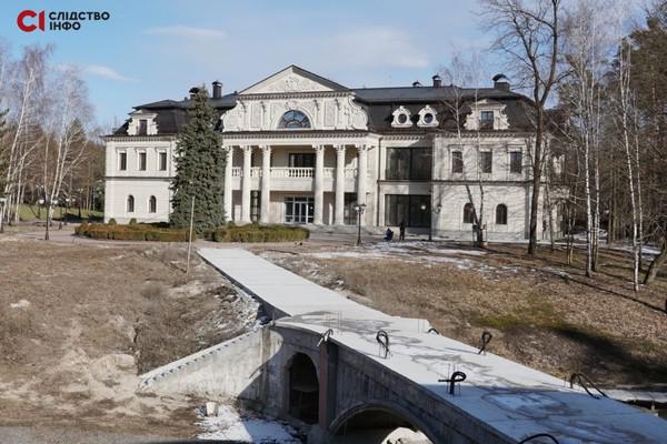 Дворец и золотой вагон Виктора Медведчука.