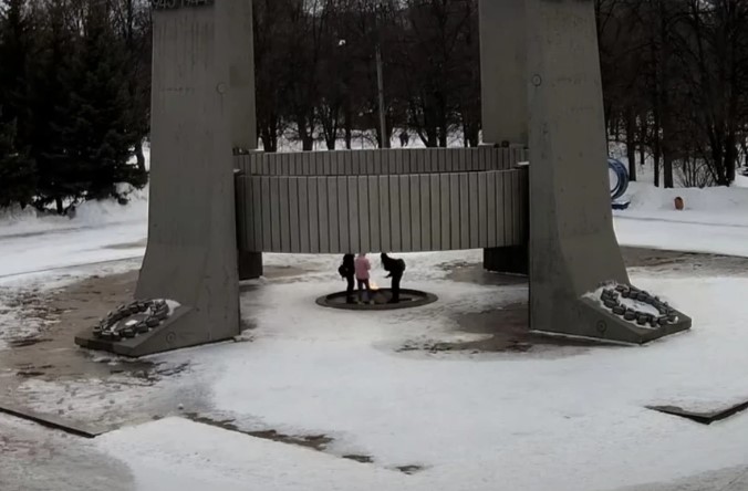 На 2-ух братьев из Тольятти завели уголовное дело за то, что они посыпали солью Нескончаемый огонь