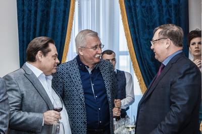 Геннадий Семигин в шелках как в долгах.