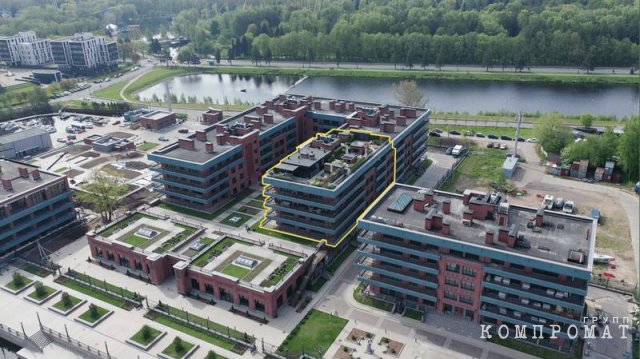 Дворцы в Подмосковье, виллы и коттеджи в Сочи, отели в Геленджике и на Алтае, сотни квадратных метров с крышей в Питере