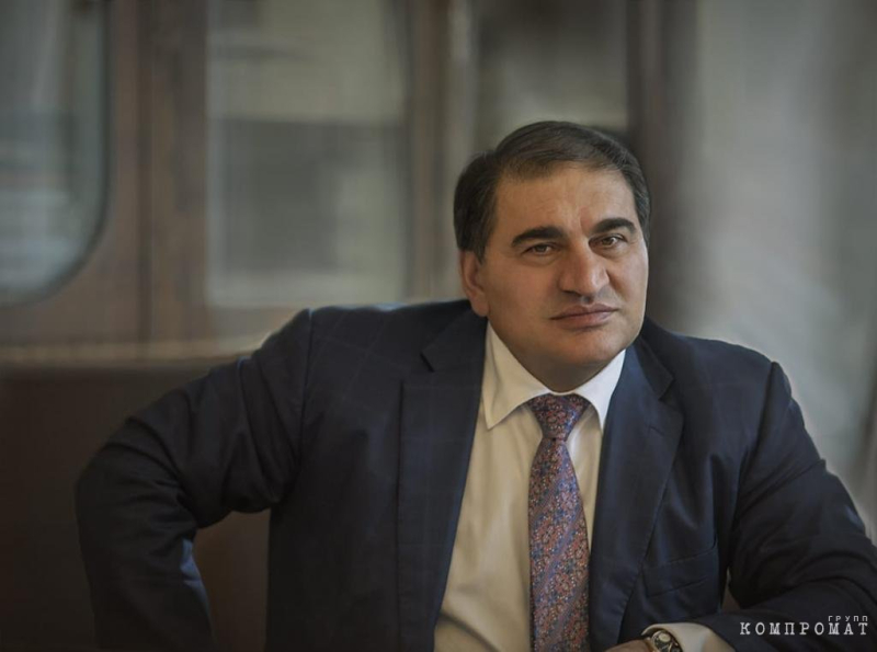 Поместье в закрытом гольф-клубе под Лондоном за &pound;10 млн, вилла на побережье в Испании за &euro;20 млн семьи Мкртича Окрояна