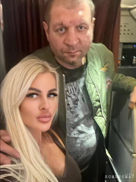 Пьяный боксер угрожал охраннику при посадке в самолет, задержал рейс, сфоткался с полицейскими и облегченно улетел