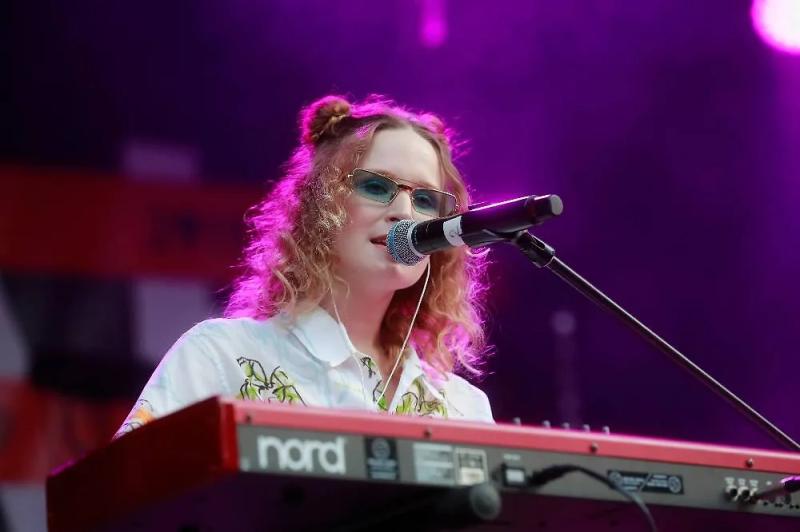 Деньги не пахнут: Как беглому рэперу Noize MC до сих пор удаётся зарабатывать в России, а тратить &mdash; на ВСУ