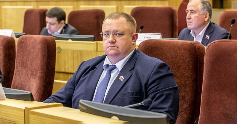 Депутатские закрома. Павел Кива: ритуал или взятки, метла или Range Rover?