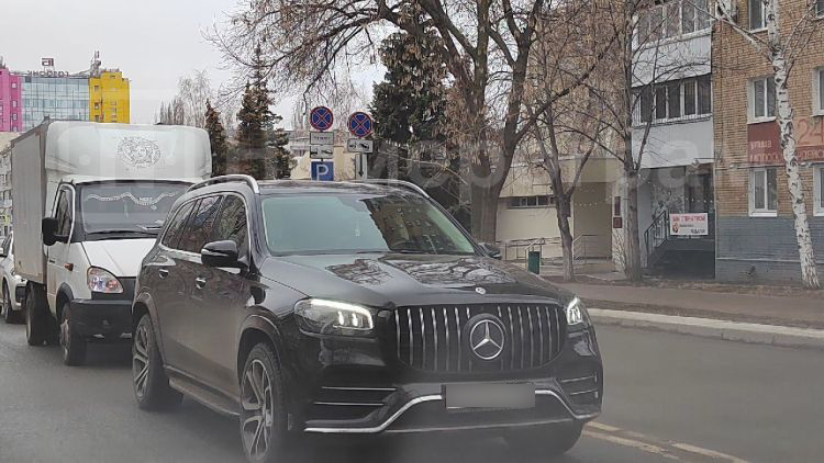Для работы "Москвич", а дома BMW: Какие машины стоят в личных гаражах чиновников, мечтающих о российском автопроме