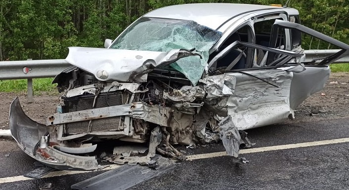 Два автомобиля столкнулись на &laquo;встречке&raquo; под Томском. Ранены 6 человек