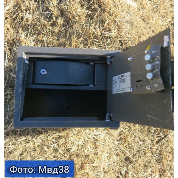 Двое ангарчан украли из магазина сейф с валютой