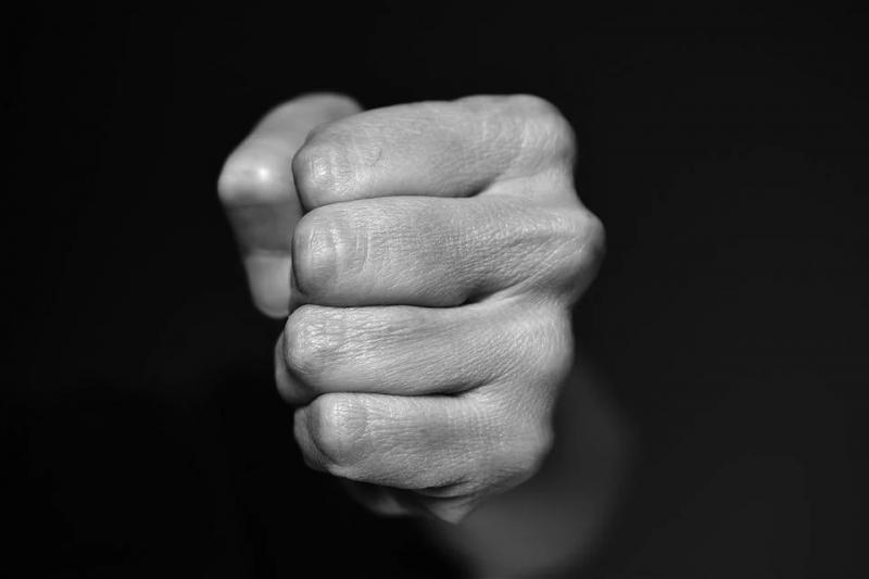 Двое мужчин нападают на красноярцев, пытаясь их грабить. Полиция проводит проверку