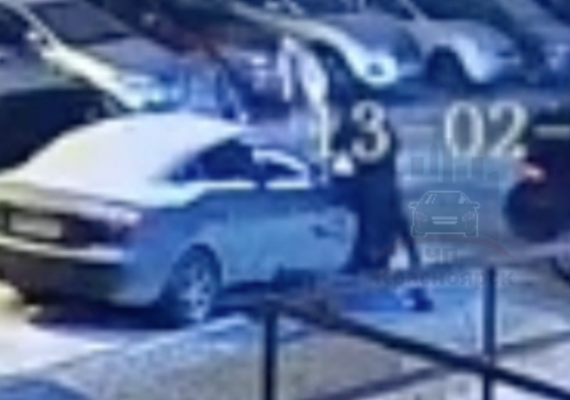 Двое насмерть забили красноярца в Покровке. Убийство попало на видео