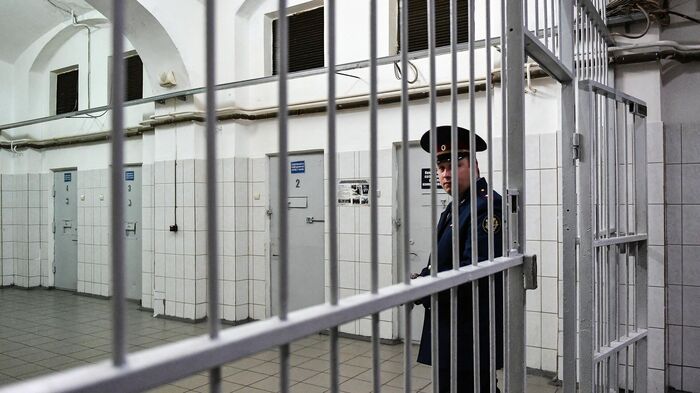 Суд отправили в следственный изолятор мужчину после взрыва «подарка» в руках 22-летней москвички