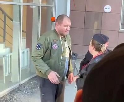Александр Емельяненко поссал на дорожку.