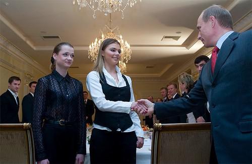 На вертолете до порога дома.