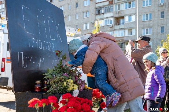 Истребитель идет на таран жилых домов