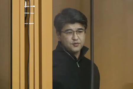 Множественные ссадины и кровоподтеки на голове, осколочный перелом носовой кости.