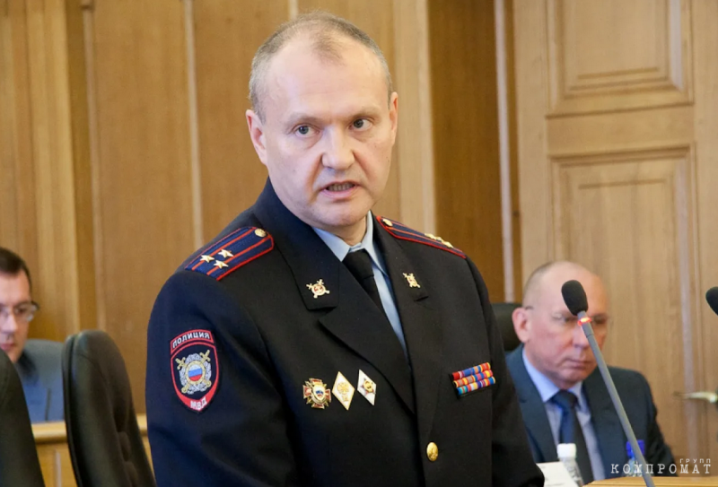 Бывший руководитель УМВД по Екатеринбургу сел за взятку в 7,5 млн руб. от заместителя председателя банка "Кольцо Урала" и нелегальное хранение вооружений в подмосковном доме
