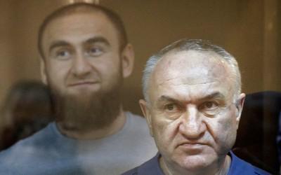 Дома и маленькая тележка с бриллиантами.