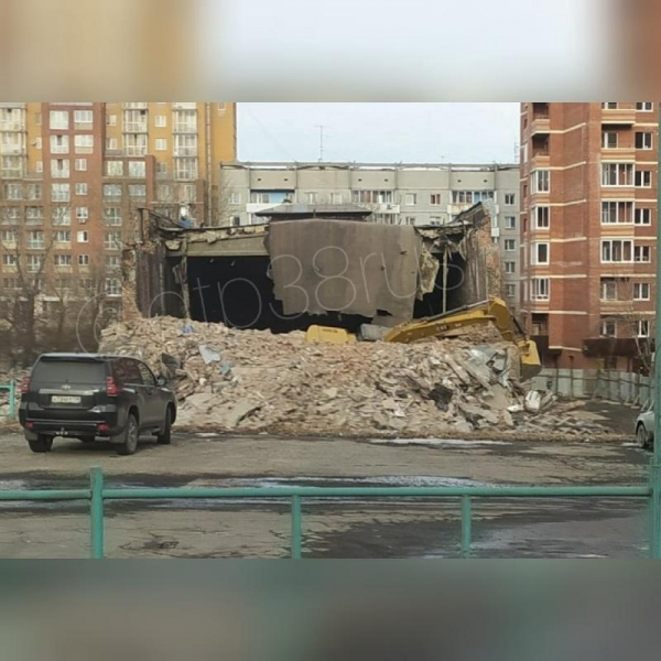 Экскаватор упал при разборе кинотеатра &laquo;Чайка&raquo;