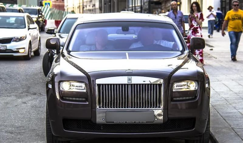 Эпатаж, кокошники и Rolls-Royce: Как живёт семья миллионеров от похоронного дела Шеляговых