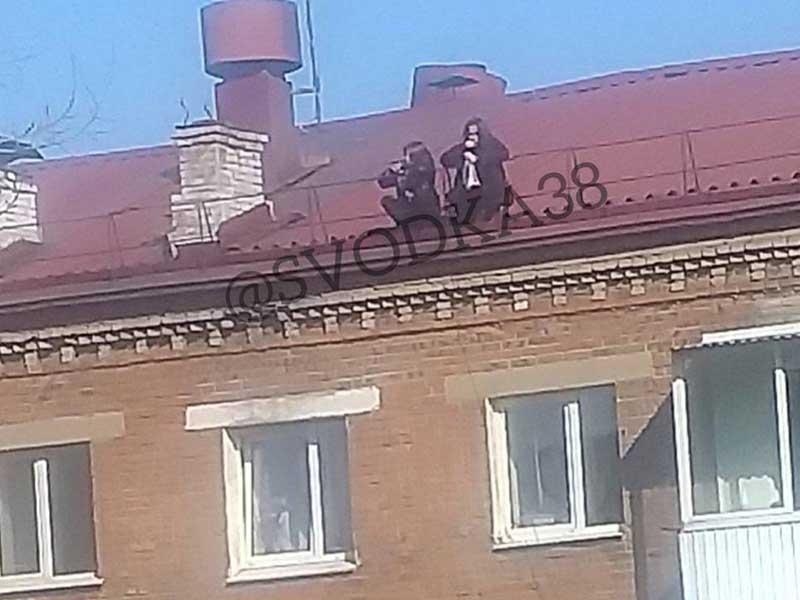 Ещё две школьницы в Иркутске залезли на крышу ради селфи