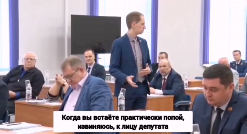 &laquo;Это некорректно&raquo;. Железногорский депутат отчитал журналистов за&nbsp;&laquo;попы&raquo; перед его лицом