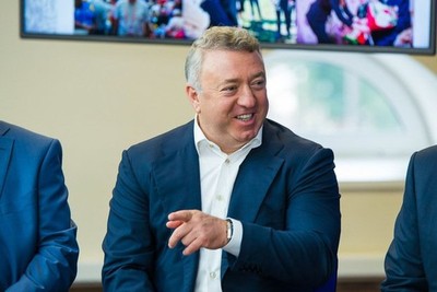 Депутаты в окружении врагов.