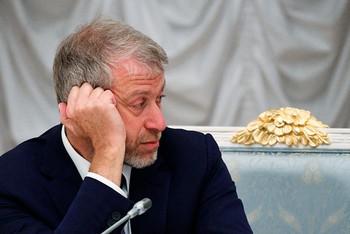 Петру Авену много не надо.