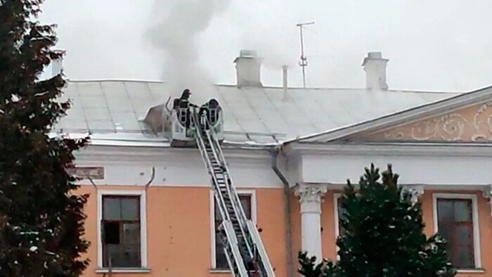 «Забросил воспламеняющиеся вещества через слуховое окно»