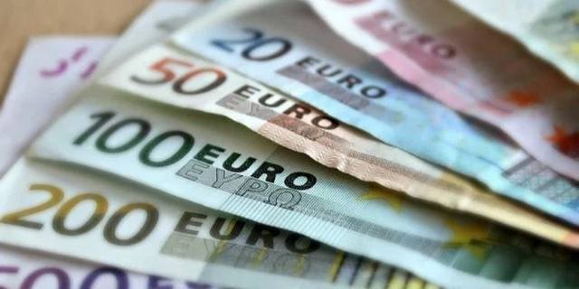 Стоимость евровалюты на ММВБ снизился до минимума за 7 лет