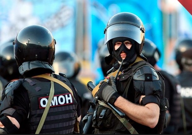 ОМОН сейчас дежурит у всех ТЦ города Москва и Петербурга 