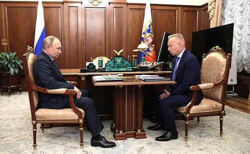 Дмитрий Мазепин роет бункер.
