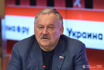 Депутаты в окружении врагов.