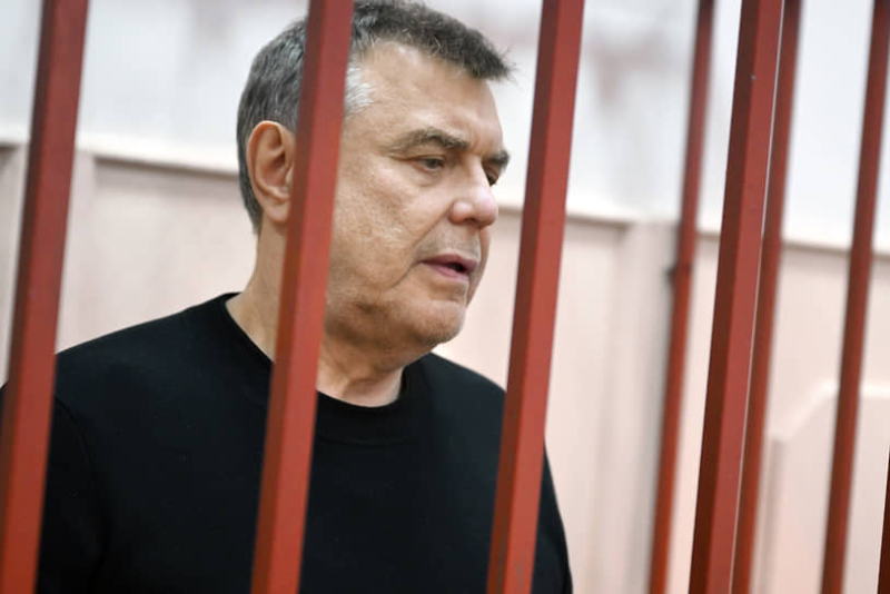 Геннадию Сахарову предъявлено обвинение в получении взятки в 5 млн рублей от учредителей строительной компании &laquo;Фенсма&raquo; за содействие в реализации контрактов при строительстве выставочного комплекса &laquo;Атом&raquo; на ВДНХ.