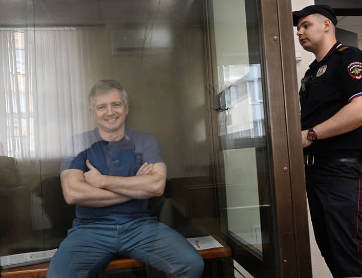 Генпрокуратура подала иск в Кунцевский суд Москвы о взыскании имущества Александра Кибовского, бывшего главы департамента культуры Москвы, и его родственников на сумму свыше 1 млрд рублей. Обвинение связано с получением взяток и откатов.