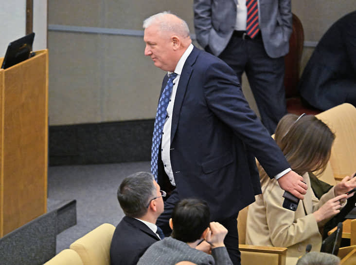Государственная дума приняла решение о прекращении полномочий депутата Анатолия Вороновского, несмотря на призывы Николая Харитонова не торопиться из-за тяжелого состояния здоровья парламентария. Подробности дела - в материале.