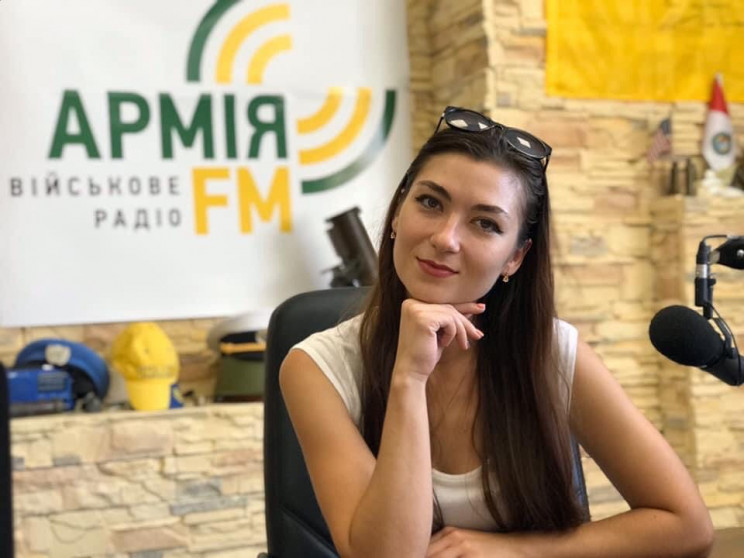Ира Сампан: что понятно об эскортнице во главе украинского радио "Армия FM"
