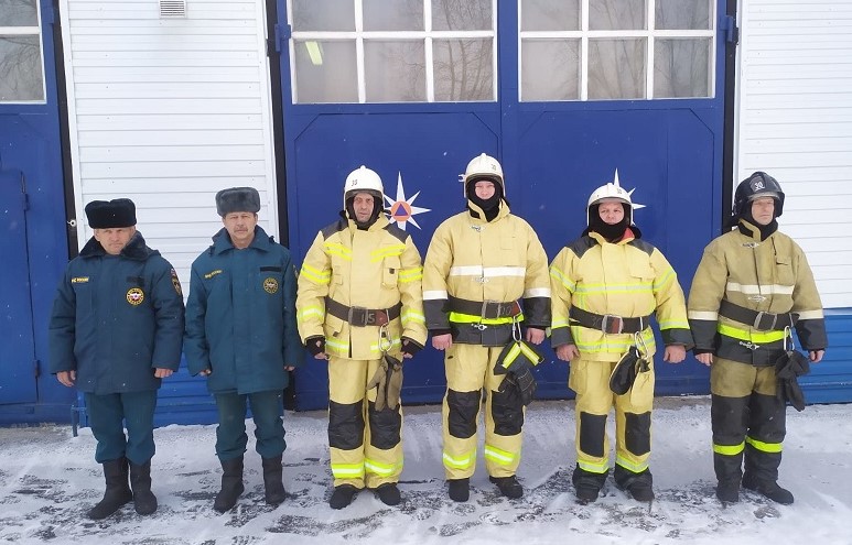 Из горящего дома в Колпашево пожарные спасли мужчину