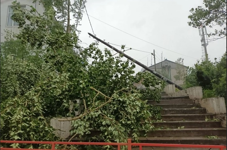 Из-за урагана в Киренске повалило опоры и перекрыло дороги