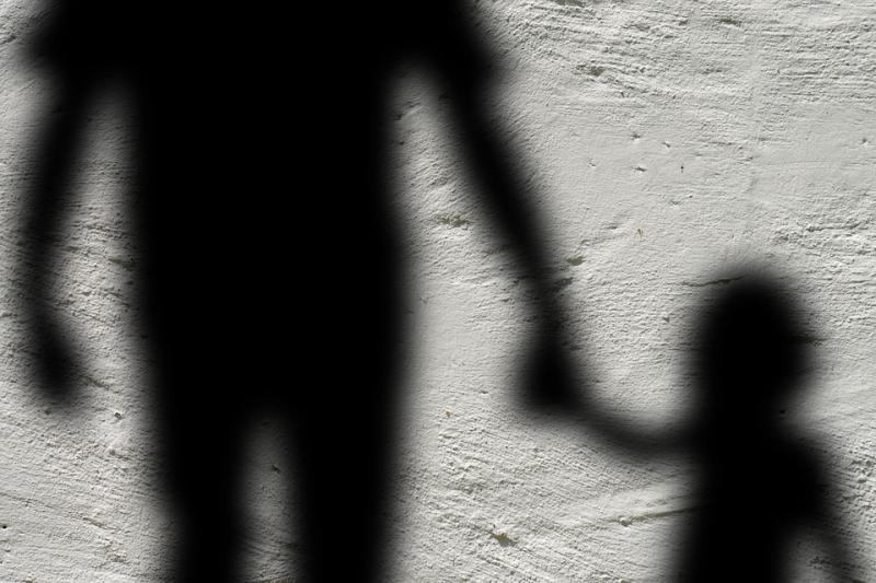 Избивала и&nbsp;морила голодом. Жительницу Красноярья обвиняют в&nbsp;истязании приёмной дочери