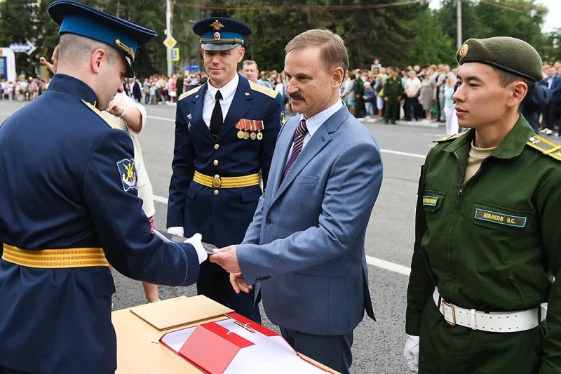 Как депутат Веремеенко трудится на ВПК России, но не забывает про Америку