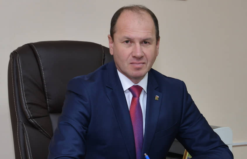 Киевский суд Симферополя арестовал главу администрации Сакского района Крыма Владислава Хаджиева до 28 января 2026 года. Чиновника обвиняют в получении взятки в 2 млн рублей за покровительство бизнесу и помощь в заключении контрактов.