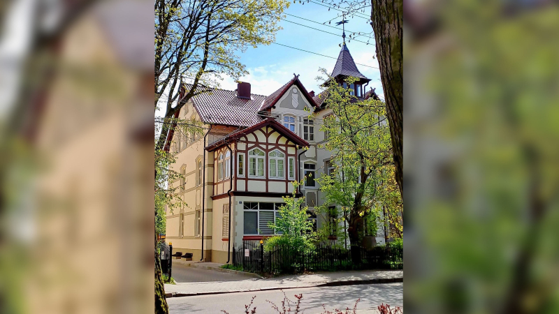 Клоун в цветочек: Оскорбивший Россию историк моды Александр Васильев вернулся на родину, чтобы подзаработать