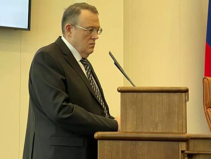 Красноярский депутат подарил швабру омбудсмену, отрицавшему информацию о&nbsp;пытках в&nbsp;колониях
