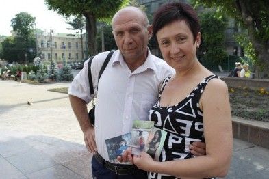 Леди Геноцид: Нацистка Вита Заверуха, которая помогала спаливать людей в Одессе, сейчас с супругом убивает российских