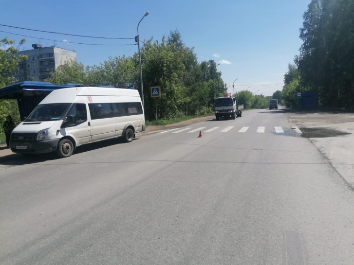 Лексус сбил восьмилетнего ребенка рядом с пешеходным переходом в Новосибирске