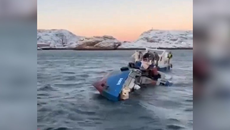 Лодка с девятью туристами затонула в Мурманской области во время шторма